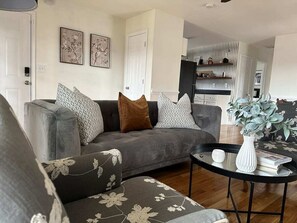 Smart TV, fireplace, books, stereo - Close to GWCC, Mercedes Benz Stadiums, State Farm Arena & Atlanta Attractions (Atlanta)