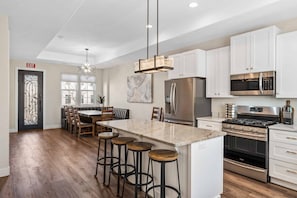Fridge, microwave, oven, stovetop - The Hudson: Dog Friendly, Private Hot Tub, Community Pool + Hot Tub (Hurricane)