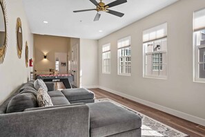 Game room - The Hudson: Dog Friendly, Private Hot Tub, Community Pool + Hot Tub (Hurricane)