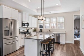 Fridge, microwave, oven, stovetop - The Hudson: Dog Friendly, Private Hot Tub, Community Pool + Hot Tub (Hurricane)