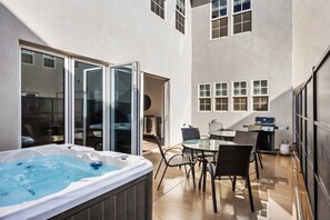 Outdoor dining - The Hudson: Dog Friendly, Private Hot Tub, Community Pool + Hot Tub (Hurricane)