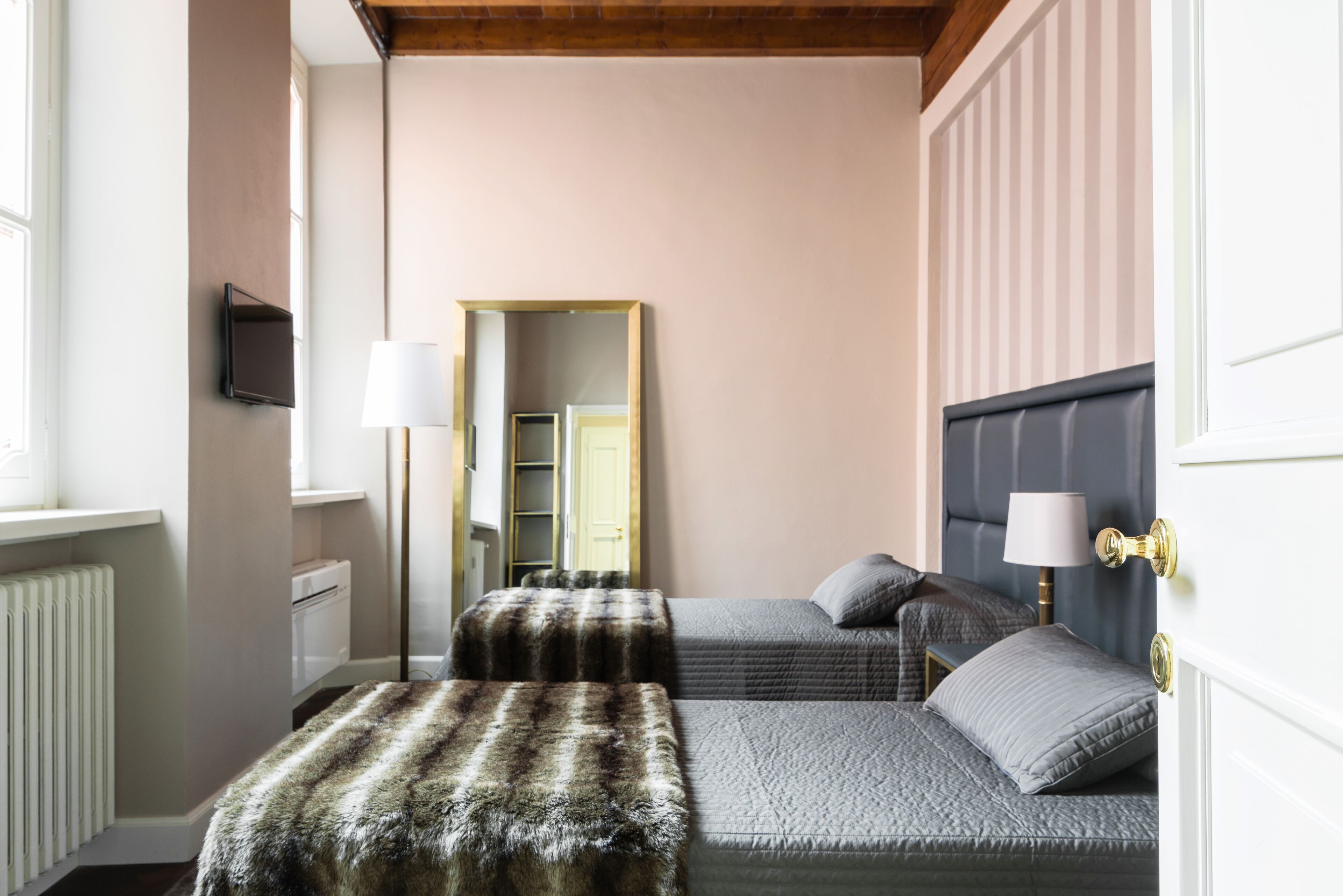 APARTMENT located 200 m from the Cathedral of Como directly PIAZZA CAVOUR