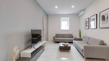 Familien-Stadtwohnung, Mehrere Betten, 2 Bäder, Bergseite (Crikvenica Home With Hot Tub) | Wohnbereich | 21-Zoll-Smart-TV mit Digitalempfang, Fernseher