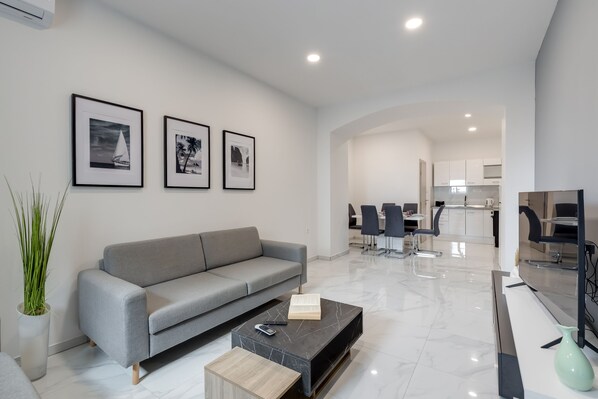 Casa de ciudad familiar, varias camas, 2 baños, junto a la montaña (Crikvenica Home With Hot Tub) | Área de sala de estar | Smart TV de 21 pulgadas con canales digitales y televisión 