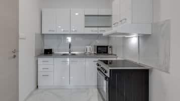 Familien-Stadtwohnung, Mehrere Betten, 2 Bäder, Bergseite (Crikvenica Home With Hot Tub) | Eigene Küche | Kühlschrank, Mikrowelle, Ofen, Herdplatte