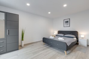 Familien-Stadtwohnung, Mehrere Betten, 2 Bäder, Bergseite (Crikvenica Home With Hot Tub)