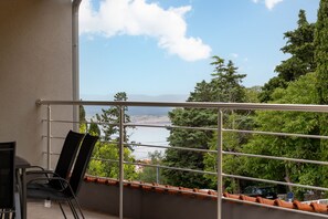 Familien-Stadtwohnung, Mehrere Betten, 2 Bäder, Bergseite (Crikvenica Home With Hot Tub) | Terrasse/Patio