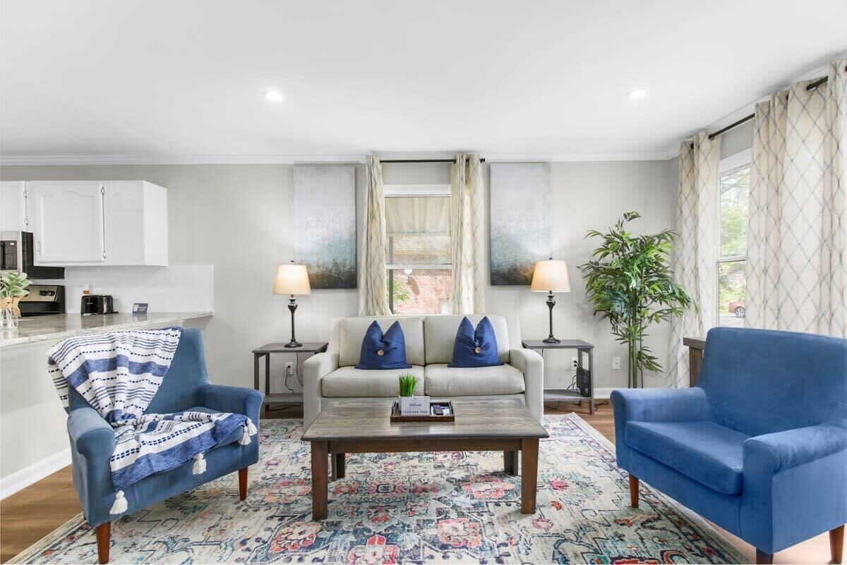 Mins to Uptown, Downtown, Airport, and Dining!