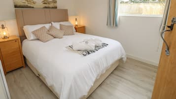 2 Schlafzimmer, individuell dekoriert, individuell eingerichtet