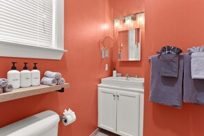 Badewanne, Haartrockner, Handtücher