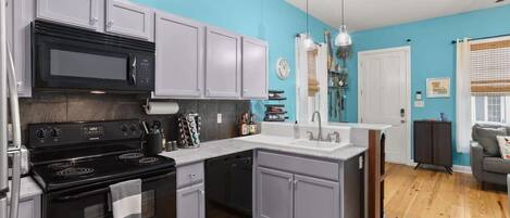 Réfrigérateur, micro-ondes, four, plaque de cuisson