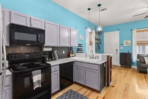 Réfrigérateur, four à micro-ondes, un four, surface de cuisson