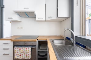 Full-size fridge, microwave, oven, stovetop