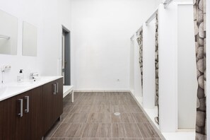Douche, douche à « effet pluie », papier toilette