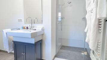 Comfort kamer | Badkamer | Gratis toiletartikelen, een haardroger, badjassen, pantoffels