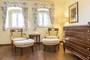 Rom – superior | Safe på rommet, individuelt dekorert, skrivebord og strykejern/-brett