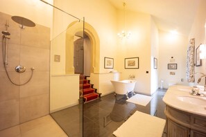 Bathroom shower - Schloss Frankenberg (Weigenheim)