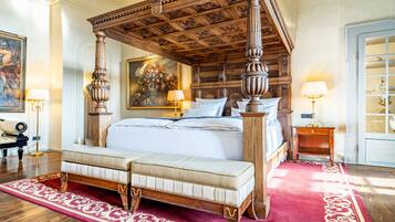 Luxe kamer | 1 slaapkamer, een kluis op de kamer, individueel gedecoreerd, een bureau