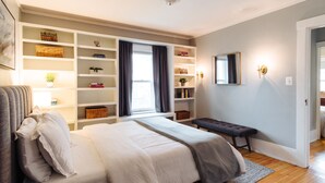 4 soverom, skrivebord, strykejern/-brett og reiseseng for barn