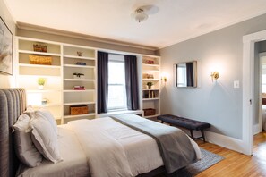 4 bedrooms, desk, iron/ironing board, travel crib