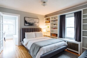 4 habitaciones, escritorio y tabla de planchar con plancha 