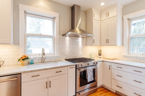 Gorgeous Home - Walk to Lake, Restaurants, Shops, Trails!