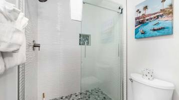 Bañera, secador de pelo, toallas y champú