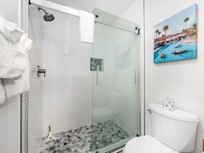 Badekar, hårføner og håndklær