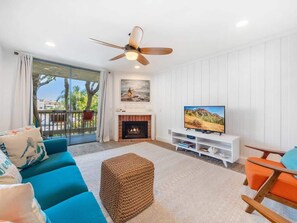 TV, caminetto, studio