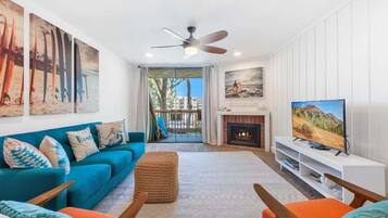 Una televisión, una chimenea, una oficina