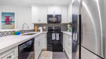 Een koelkast, een magnetron, een oven, een kookplaat