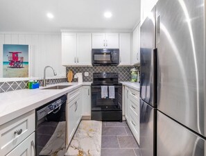 Frigorífico, microondas, horno y placa de cocina