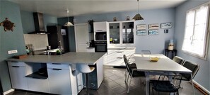 Een koelkast, een microgolfoven, een oven, een vaatwasser