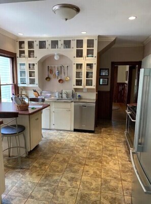 Fridge, microwave, oven, stovetop - Victorian Home Near Racetrack & Downtown (Saratoga Springs)