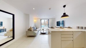 TV - Spacious 3 bedroom flat next to Cardiff City Centre (Cardiff)