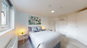 3 bedrooms, WiFi, bed sheets - Spacious 3 bedroom flat next to Cardiff City Centre (Cardiff)