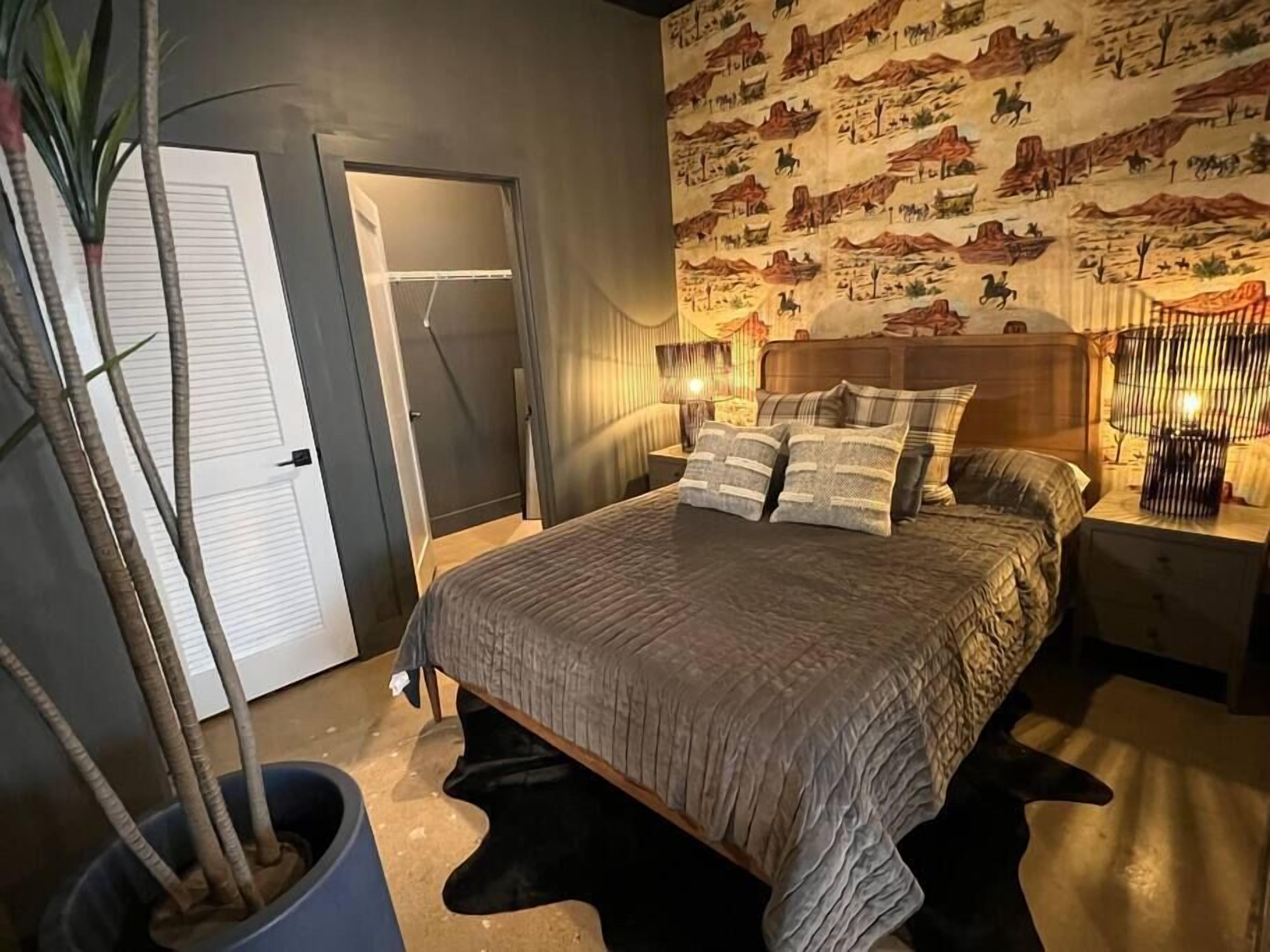 Western Legends - 4 miles to DT