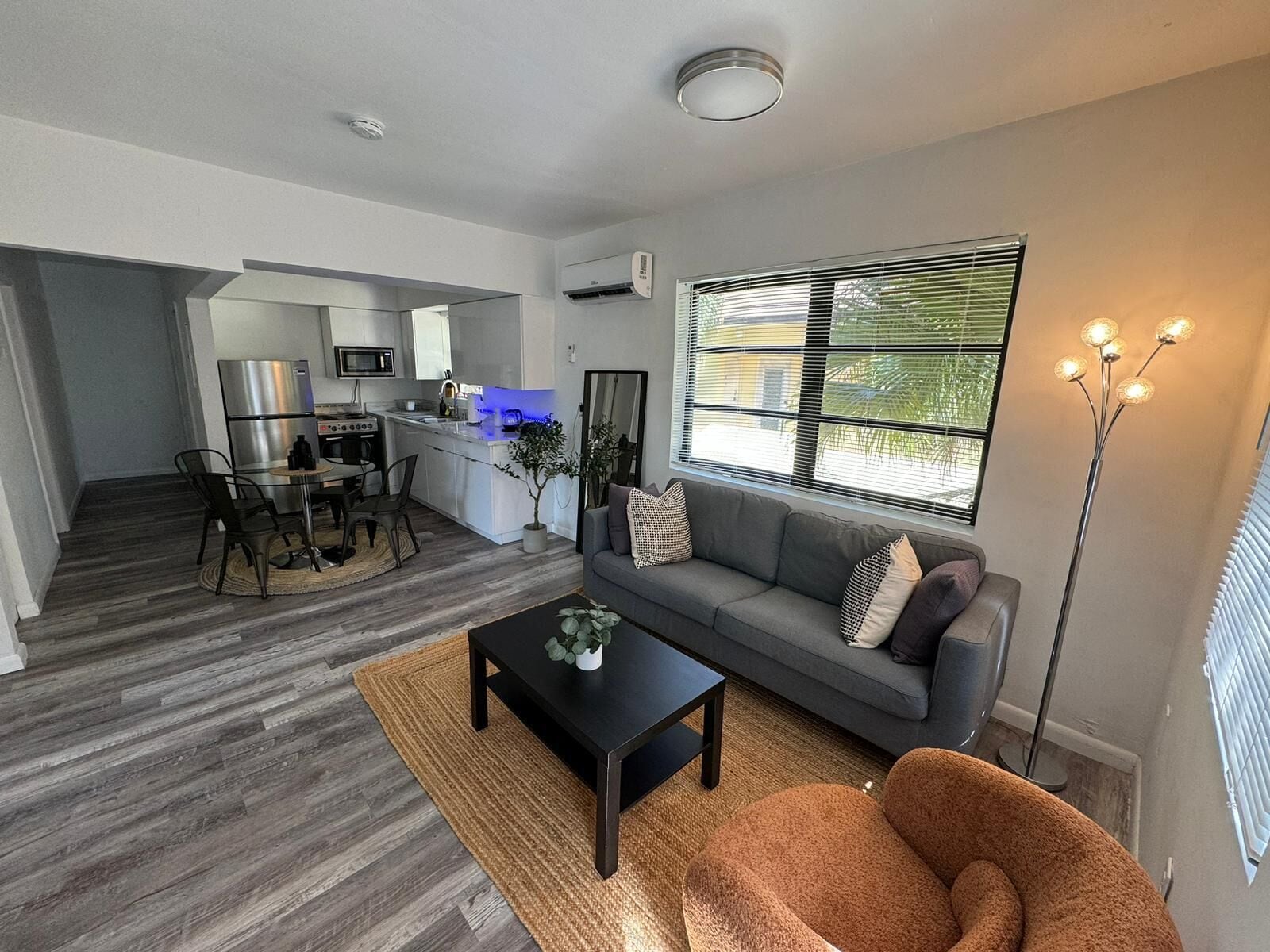 Un appartement moderne comprenant un salon, un coin repas et une cuisine.
