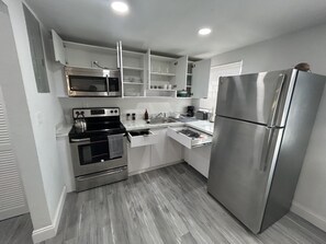 Chambre Standard | Cuisine privée | Grand réfrigérateur, micro-ondes, cafetière/bouilloire