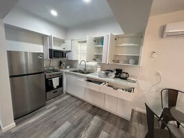 家庭公寓 | 私人厨房 | 大冰箱、微波炉、茶具/咖啡用具、厨具/餐具