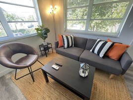 标准房 | 起居区 | 55-英寸电视（配备数码频道）