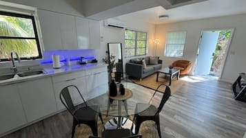 Departamento familiar | Cocina privada | Refrigerador con congelador, microondas y cafetera y tetera