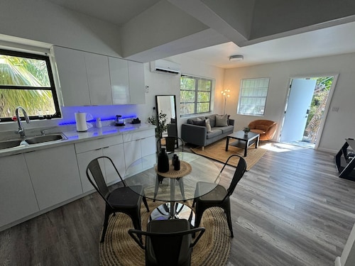 Building next to CocoWalk & Brickell