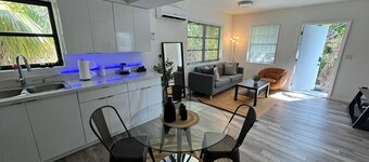 Building next to CocoWalk & Brickell