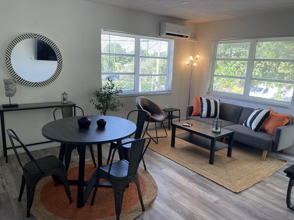 غرفة عادية | منطقة المعيشة | تلفزيون بحجم 55-بوصة يعرض قنوات تلفزيونية رقمية