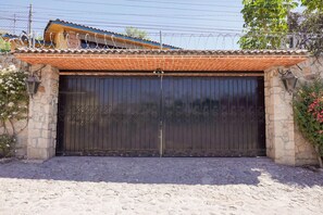 Exterior detail - Casa Cayetana estilo Colonial | Frente al lago (Tequesquitengo)
