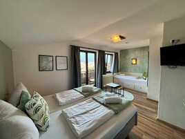 标准三人房 | 埃及棉床单、高档床上用品、记忆海绵床垫、笔记本电脑工作区