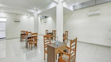 Café da manhã para viagem todos os dias (INR 150 por pessoa)