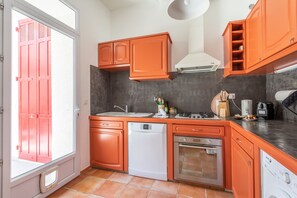 Fridge, microwave, oven, dishwasher - La Piazzetta - Bel appartement avec terrasse au calme (Marseille)