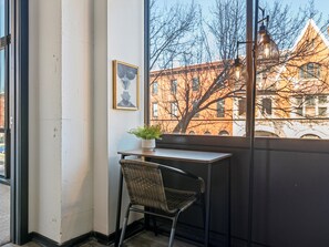 Apartamento romántico | Zona de estar | Una Smart TV, Netflix, Hulu, un futbolín